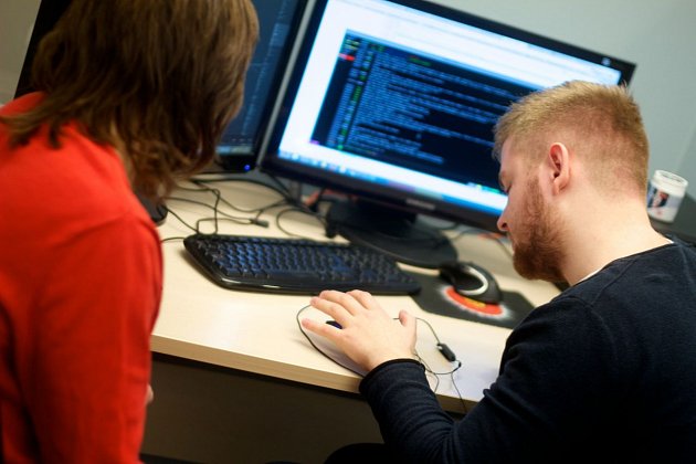 Johan berättar för Maria hur saker skall vara, eller är det tvärtom? Nåväl, vi lämnar dem åt sitt jobb, det låter ju som det fungerar precis som man förväntar sig. (foto av Pierre Orsander)