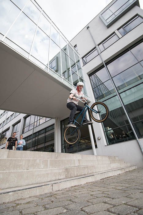 Webbprogrammerar-oscar hoppar på trappen.
