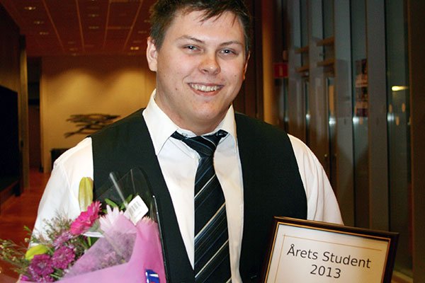 Leo, med blommor och diplom, strax efter prisutdelningen. Bild: BTH Marknadsavdelning.